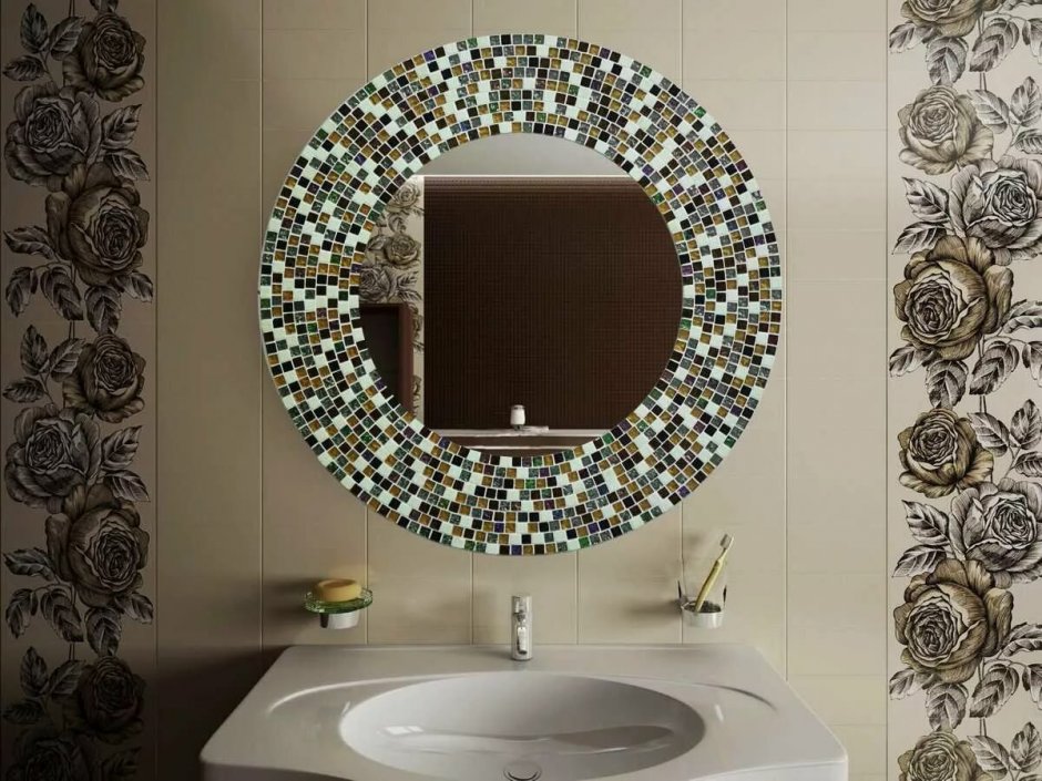 Узкое высокое зеркало в интерьере ванной комнаты