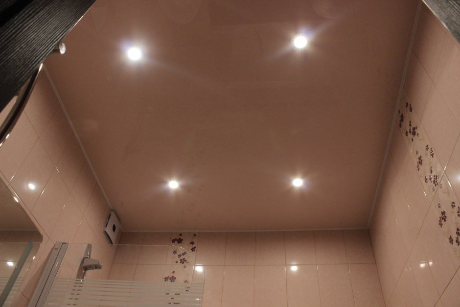 Точечные светильники в маленькой ванной