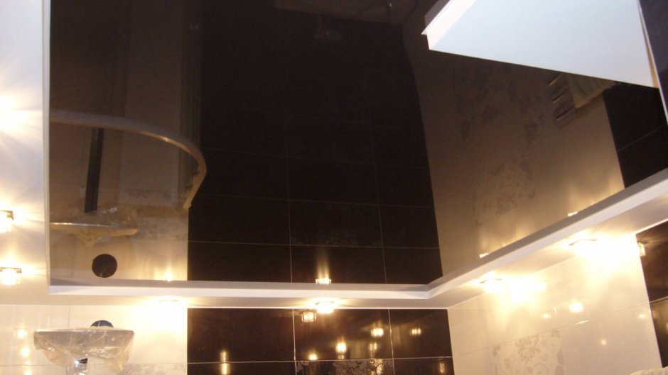 Натяжной потолок в ванной коричневый глянец