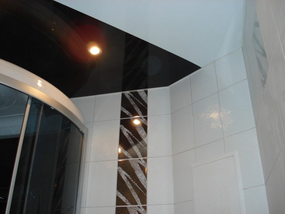 Черный глянцевый потолок в ванной