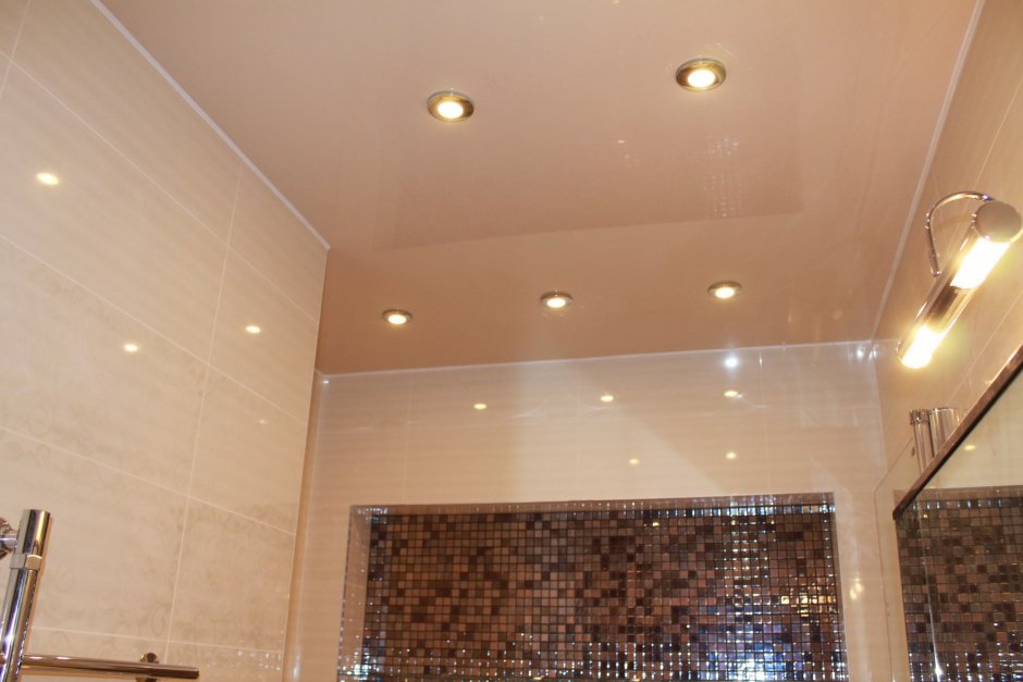 Коричневый натяжной потолок в ванной (33 фото)