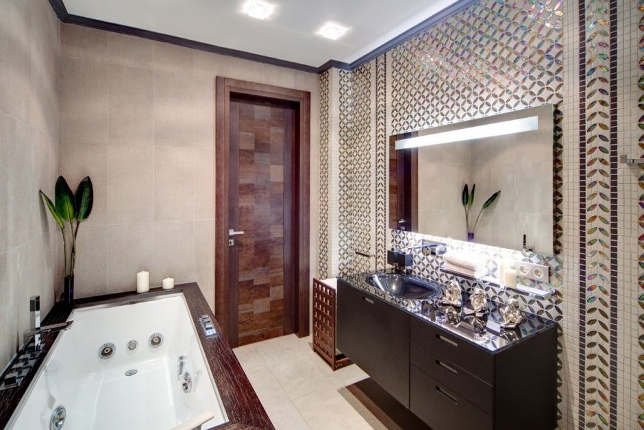 Интерьер ванной комнаты с зеркальной мозаикой