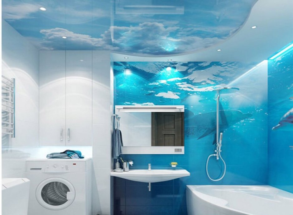 Голубой потолок в ванной