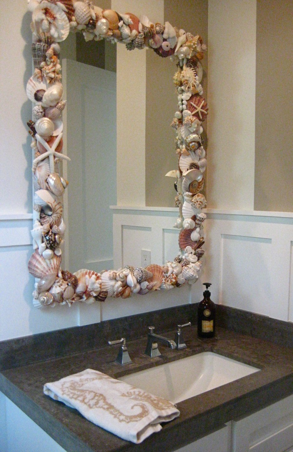 Декор зеркала в ванной ракушками