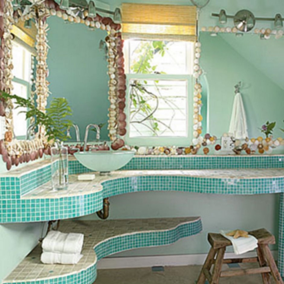 Ванная комната в морском стиле с ракушками