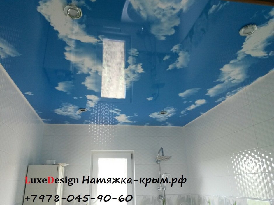 Потолок облака в ванной комнате