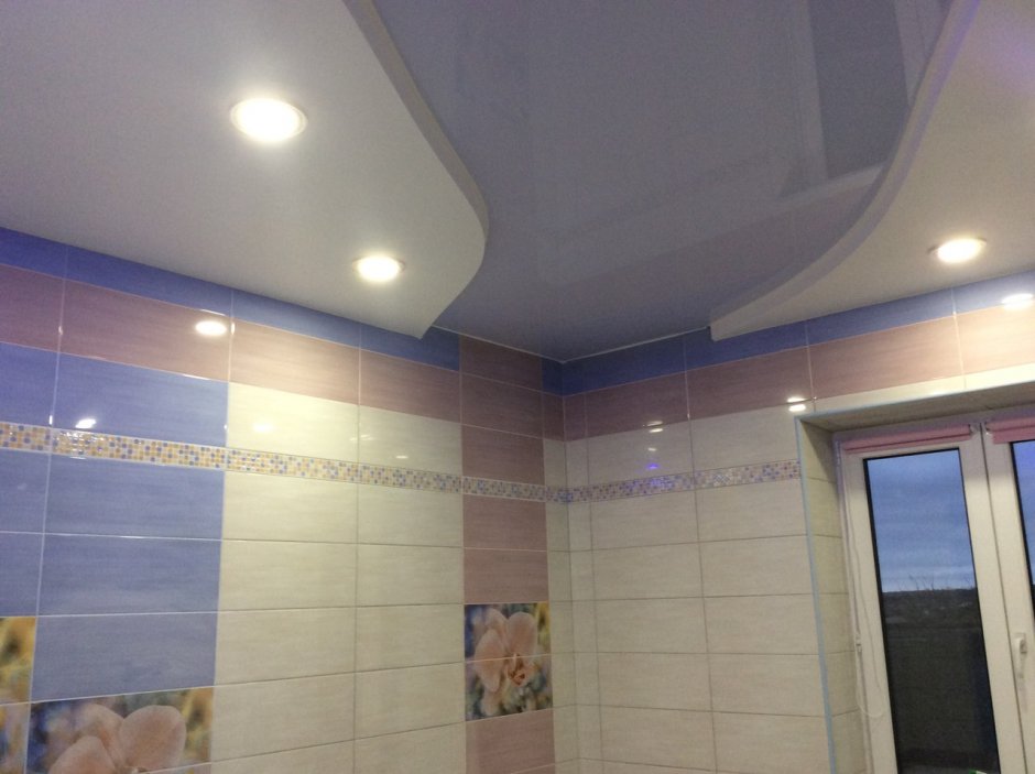 Натяжной потолок в ванную фиолетовый