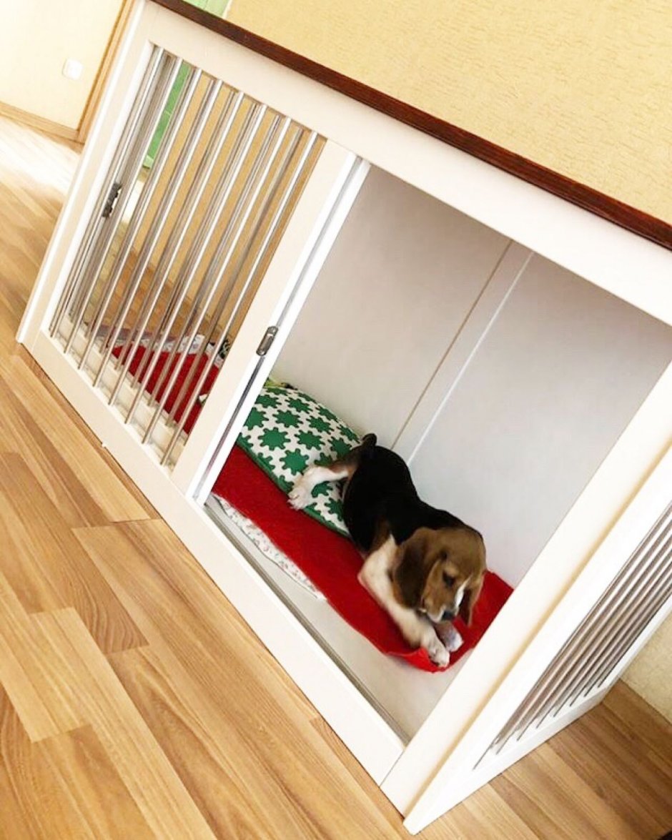 Деревянный домик для собаки в квартиру