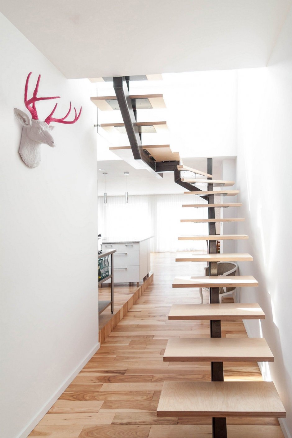 Деревянная лестница в двухуровневой квартире