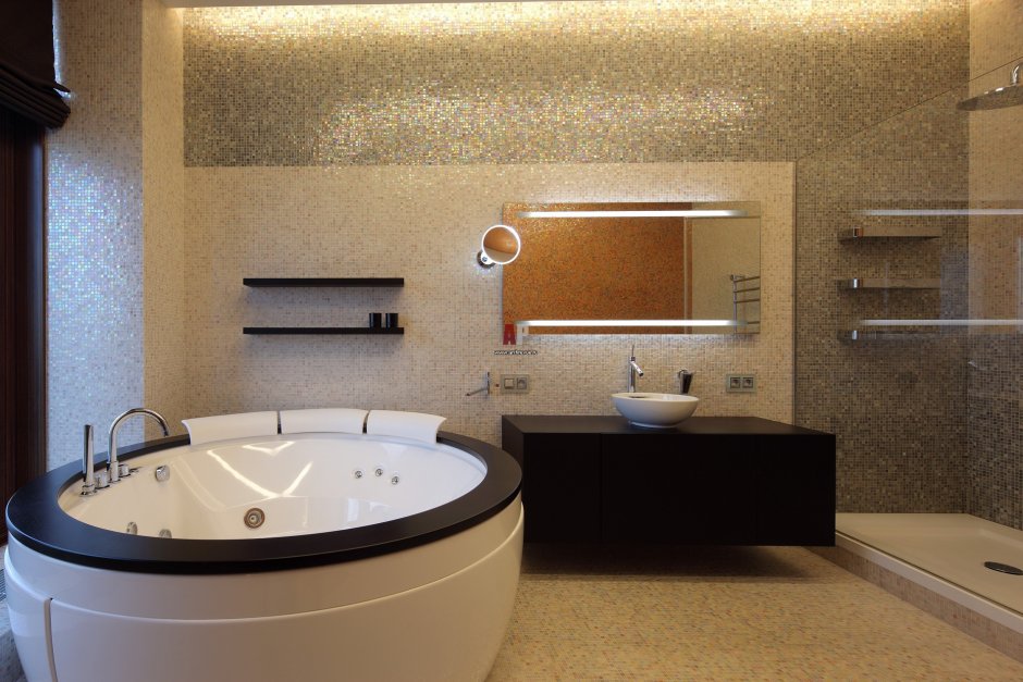 Интерьер ванной комнаты с джакузи