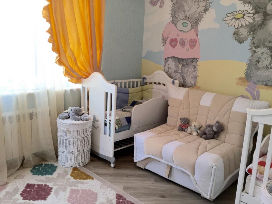 Интерьер детской для новорожденного с диваном