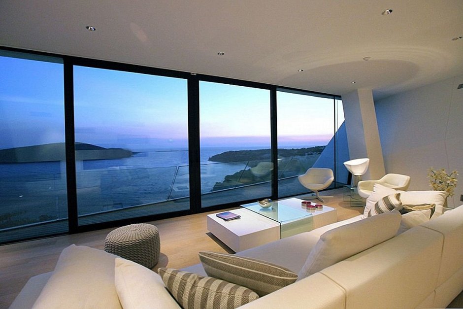 Комната с панорамным видом на море