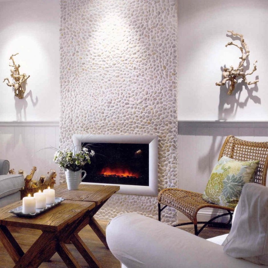 Стена из каменной мозаики в гостиной