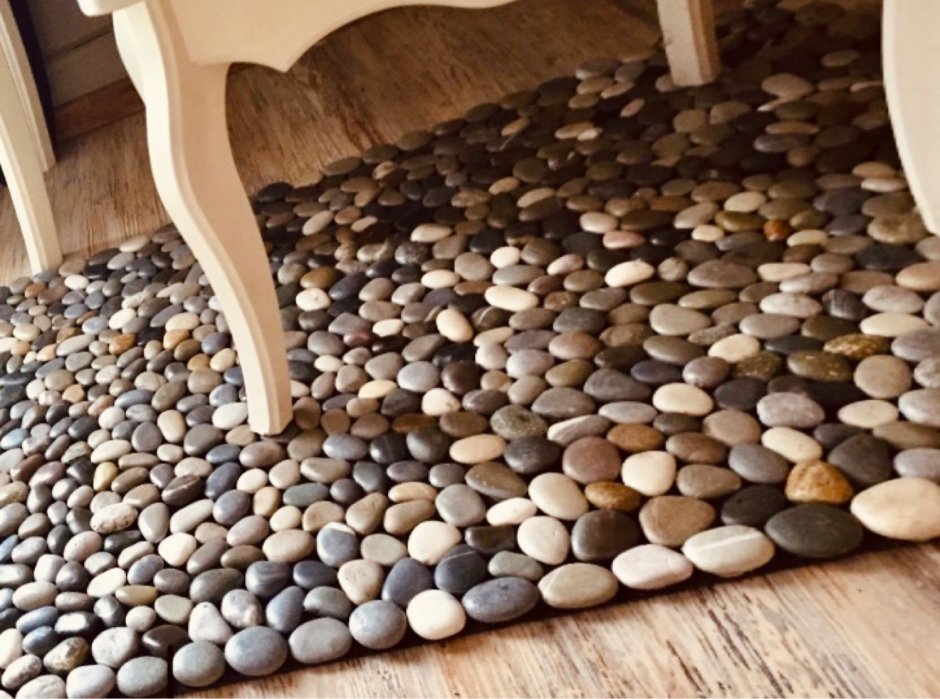 Галька на полу в интерьере
