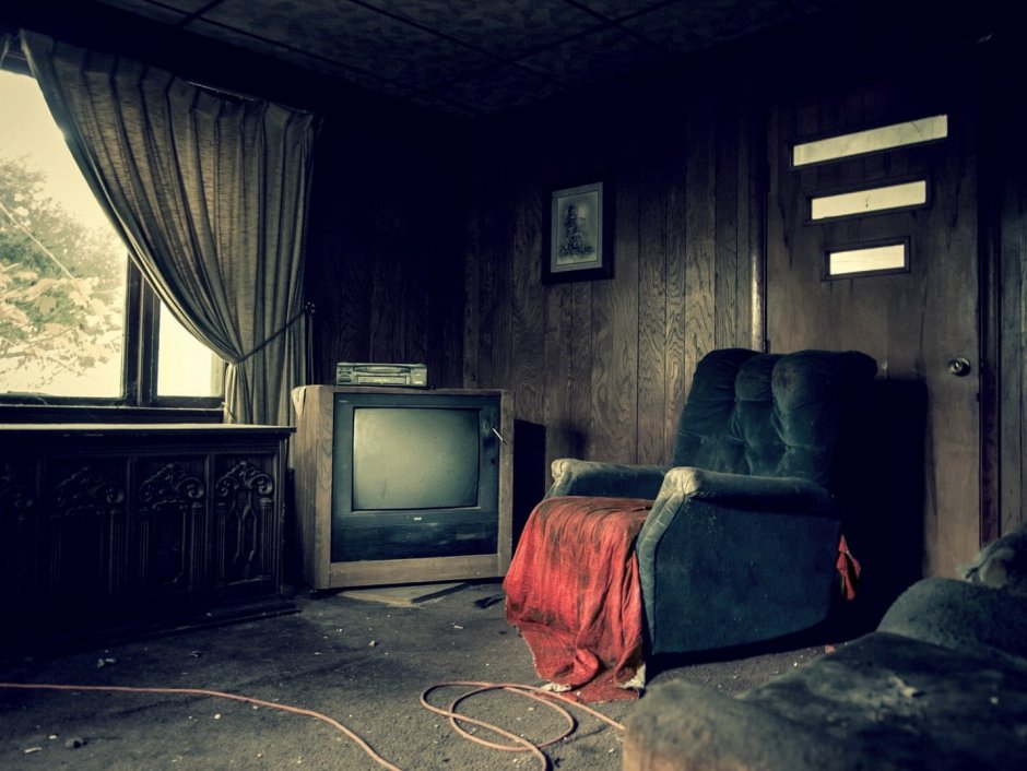 Заброшенная комната с телевизором