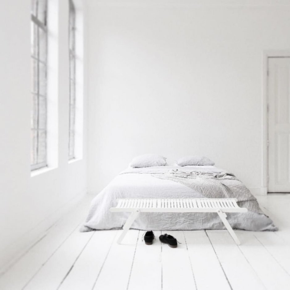 Белая спальня в минималистическом стиле