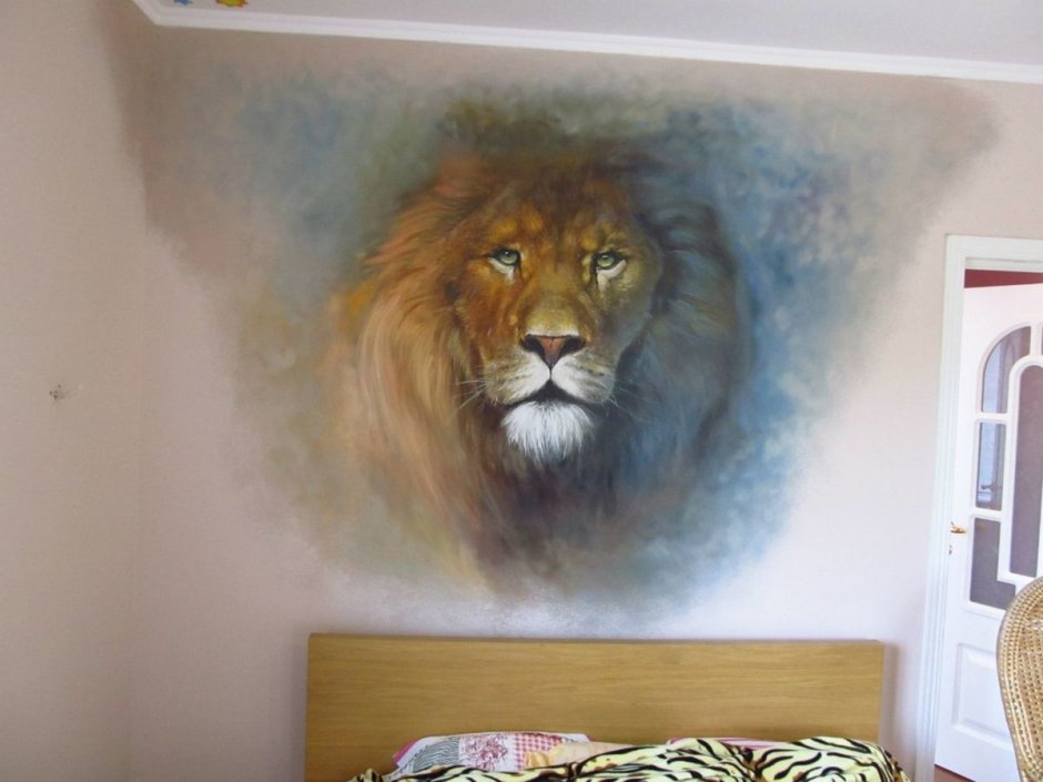Лев на стене в квартире