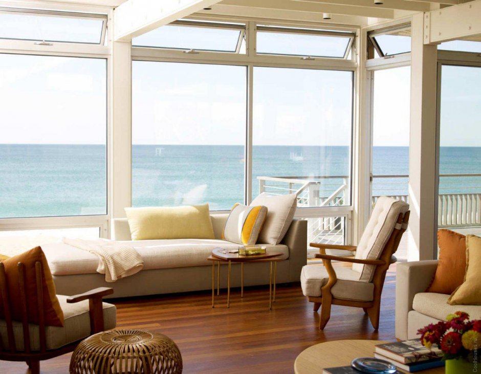 Гостиная с панорамным окном на океан