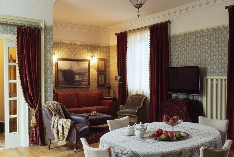 Бордовые шторы в интерьере гостиной в классическом стиле