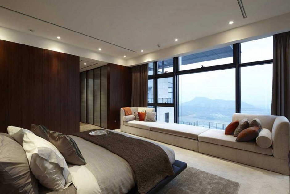 Спальня с большими панорамными окнами