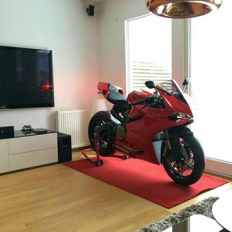Мотоцикл в интерьере квартиры