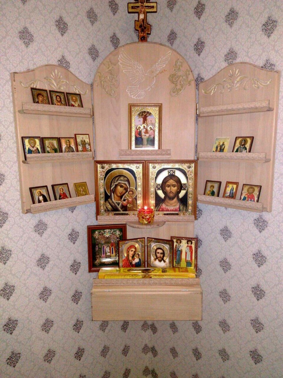 Домашний иконостас с аналоем в иконе