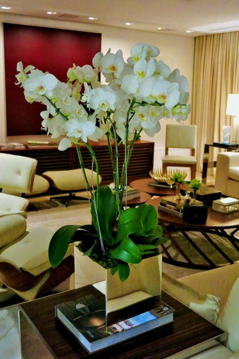 Искусственные цветы в интерьере гостиной
