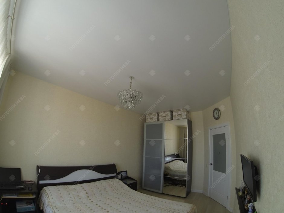 Белый матовый потолок в спальне