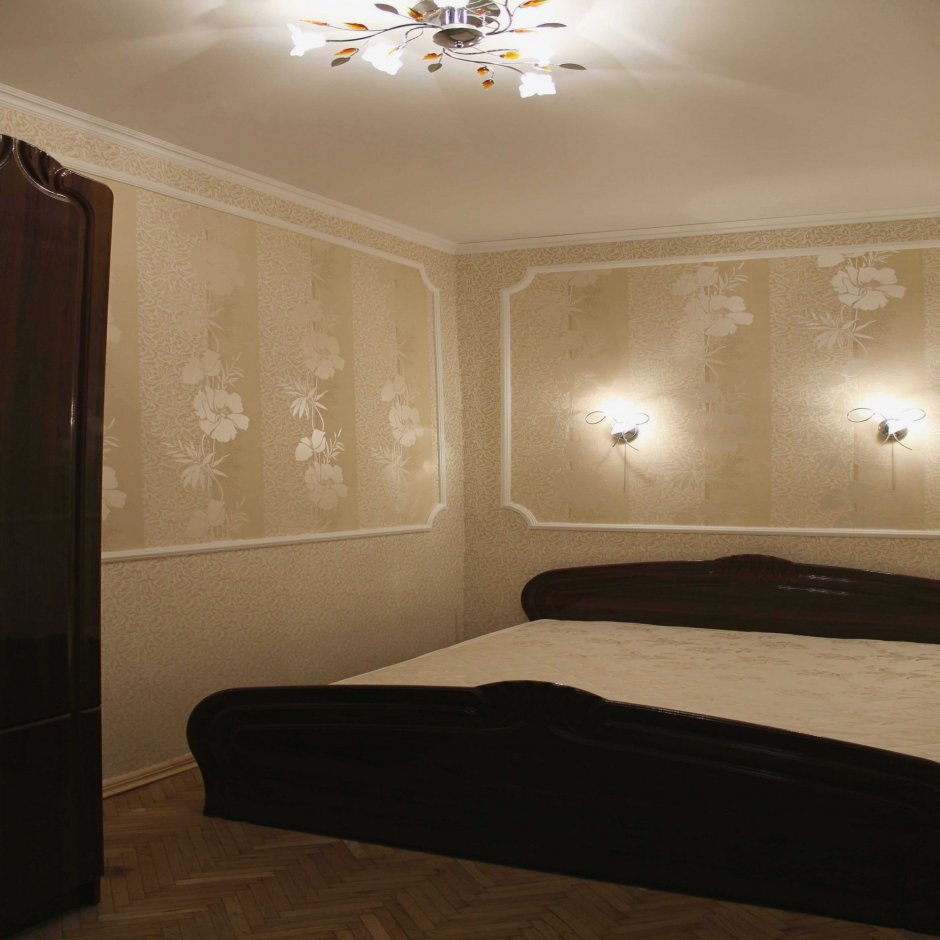 Потолок с точечными светильниками в спальне