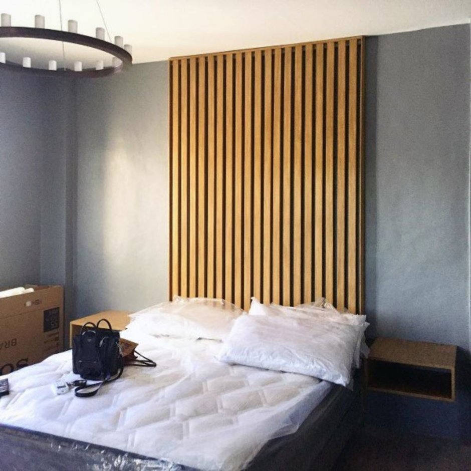 Спальня с деревянными рейками в изголовье