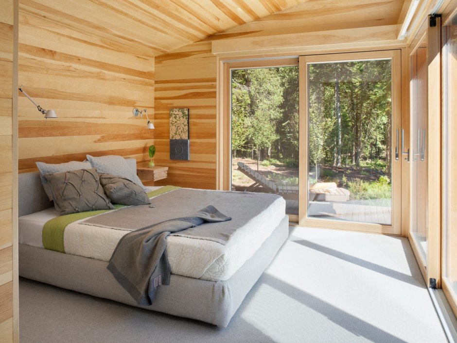 Спальня в деревянном доме с панорамными окнами