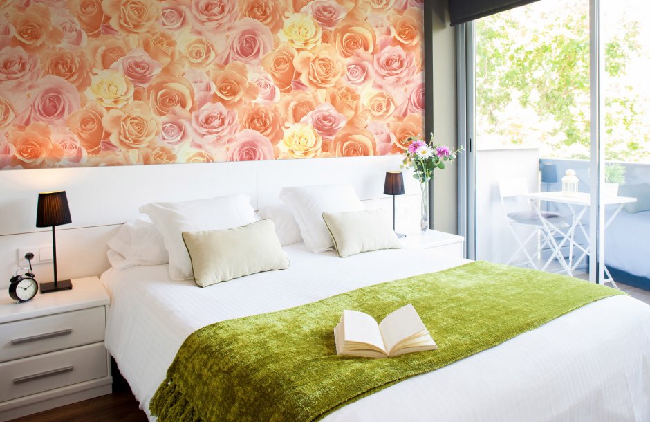 Спальня с цветами на одной стене