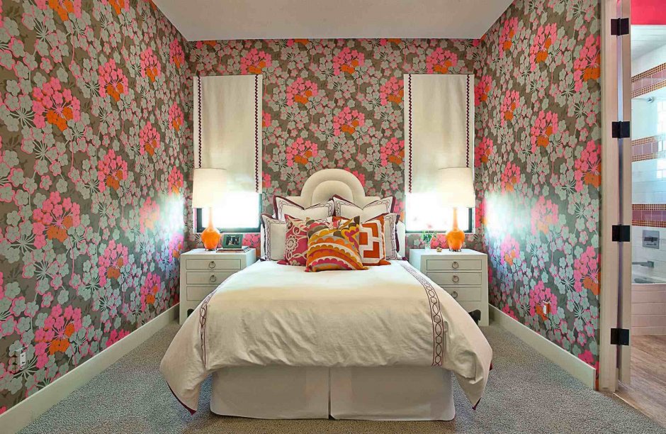 Спальня с крупными цветами