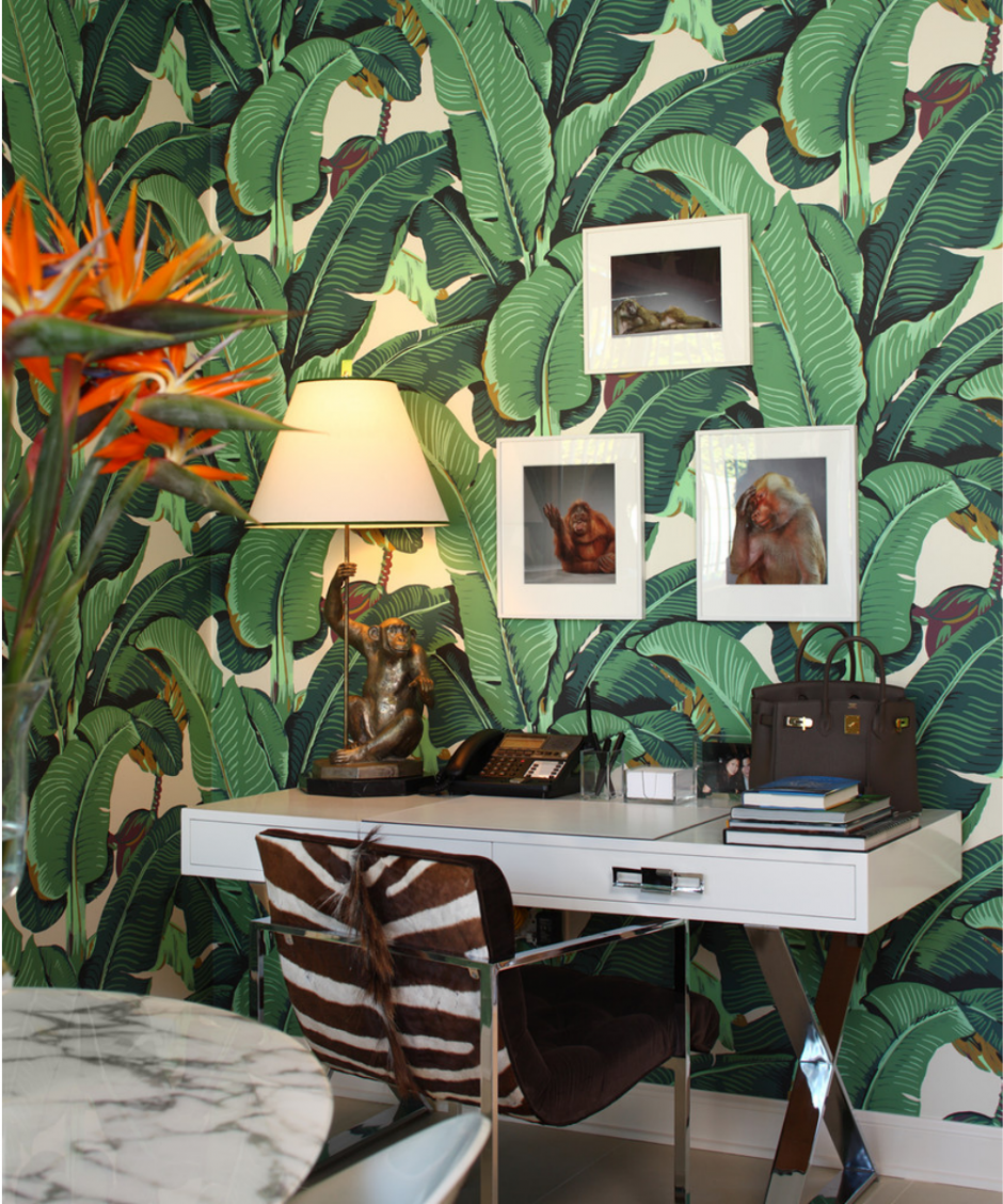 Фотообои пальмовые листья в нежных оттенках в интерьере спальни
