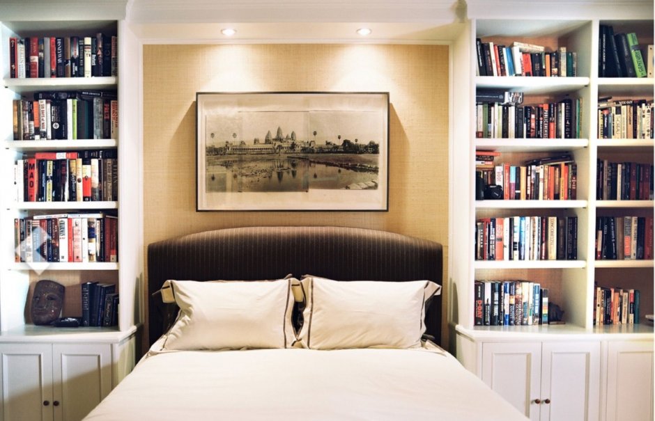 Спальня с книжными стеллажами