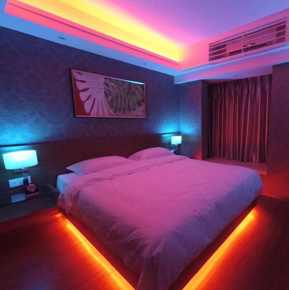 Светодиодная лента в интерьере спальни (64 фото)