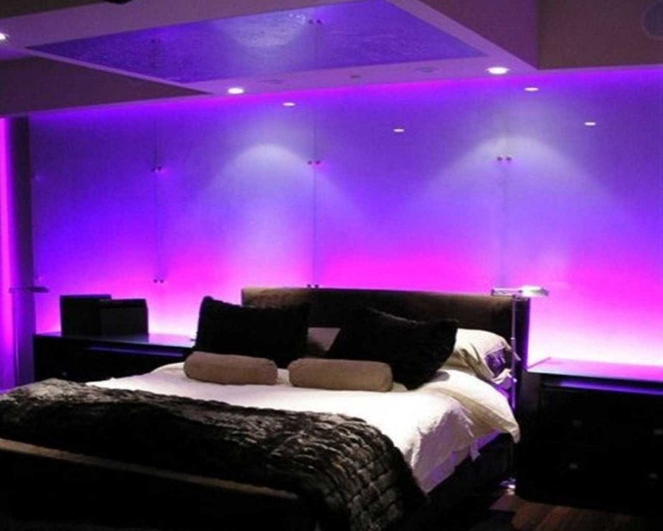 Кровать с фиолетовой подсветкой