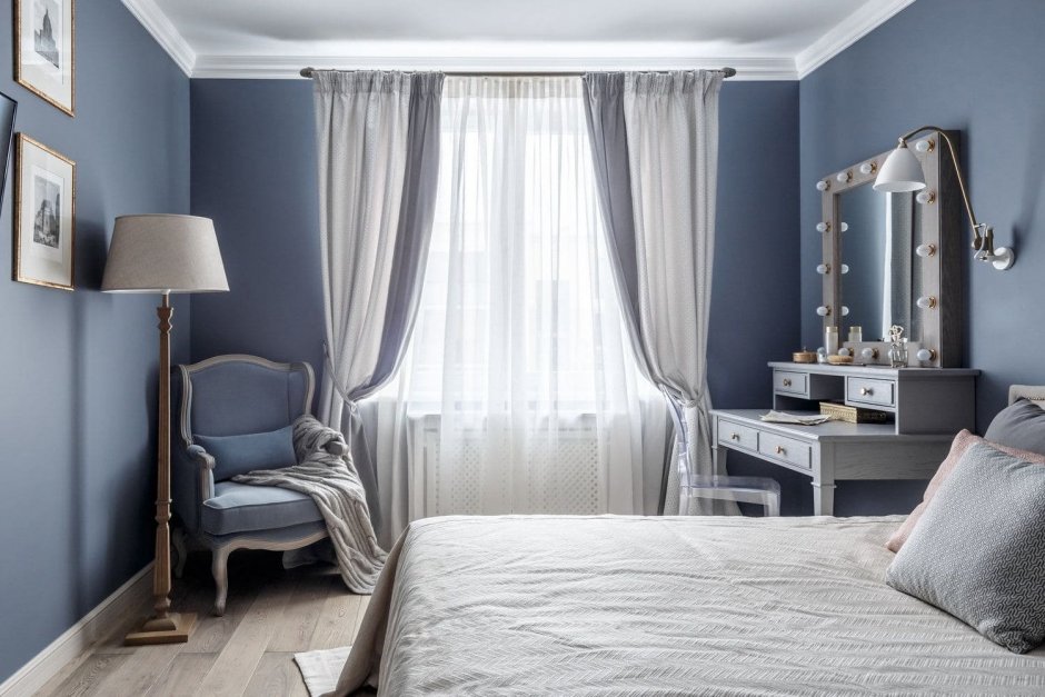 Серая спальня с голубыми шторами