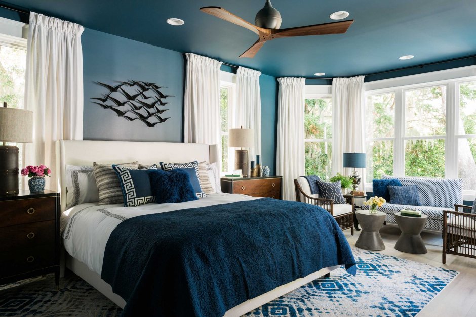 Синяя спальня с белой мебелью