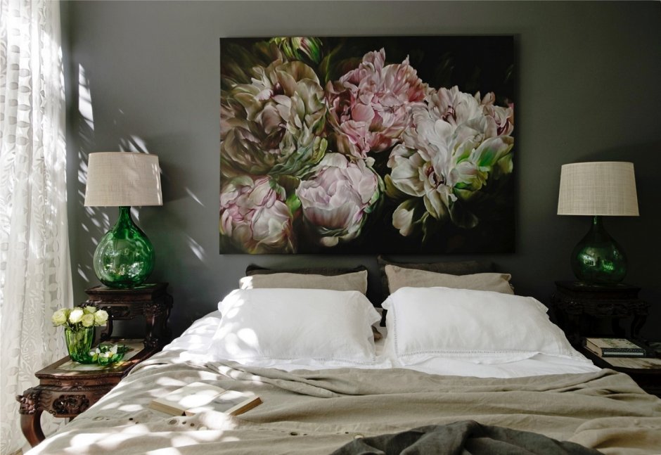Картины пионы в интерьере спальни