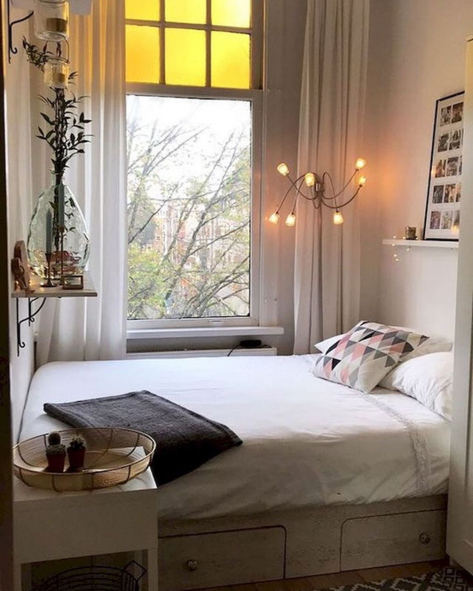 Кровать у окна в маленькой комнате