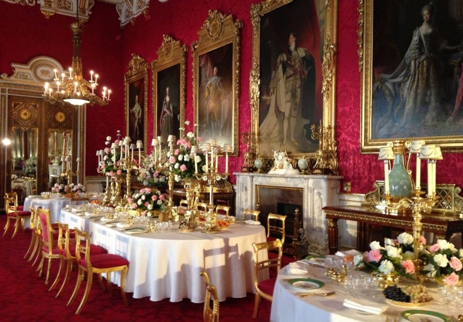 Парадная столовая Букингемского дворца