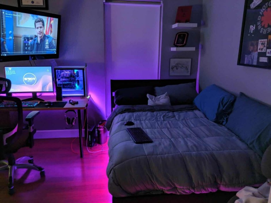 Комната геймера с подсветкой и кроватью