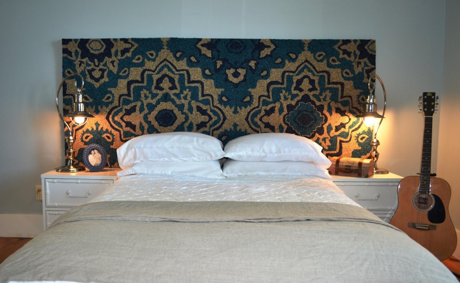 Настенные ковры в интерьере спальни