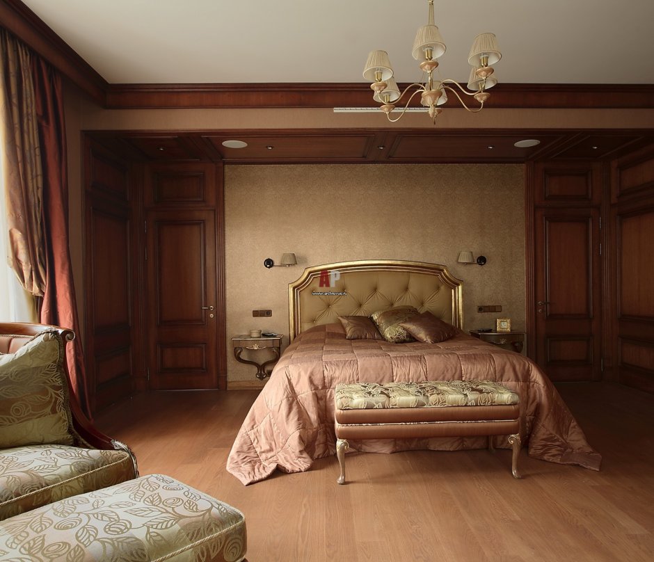Спальня в доме в классическом стиле