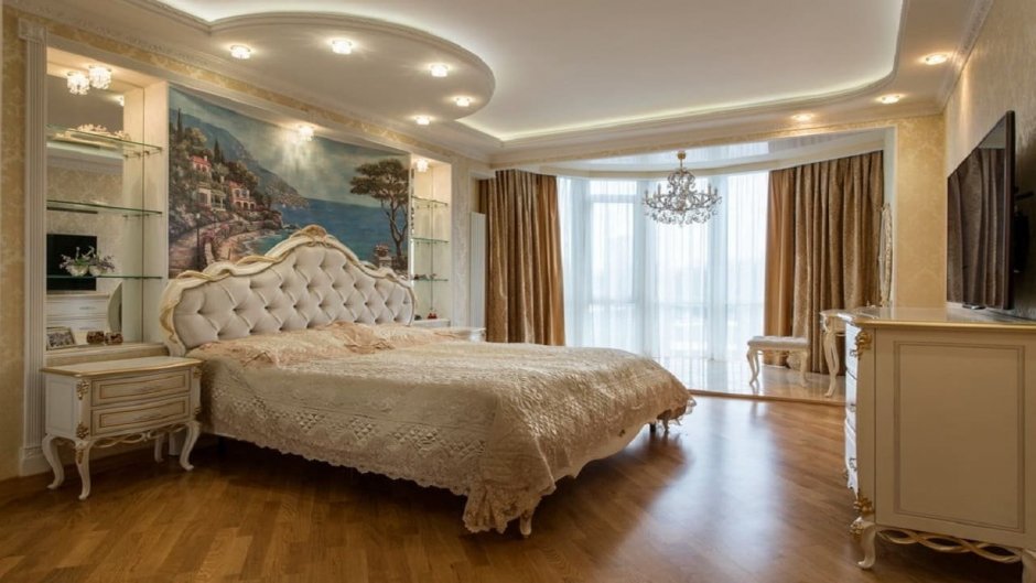 Спальня с эркером в классическом стиле