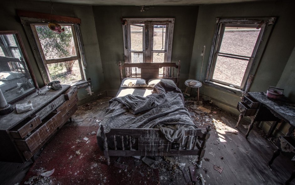 Заброшенная спальня (33 фото)