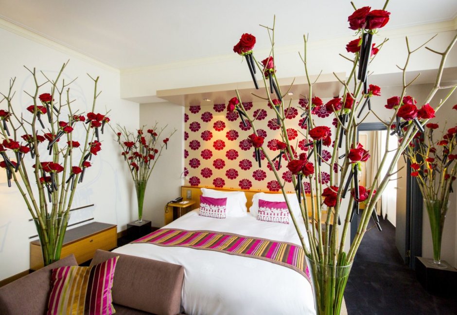 Спальня с искусственными цветами