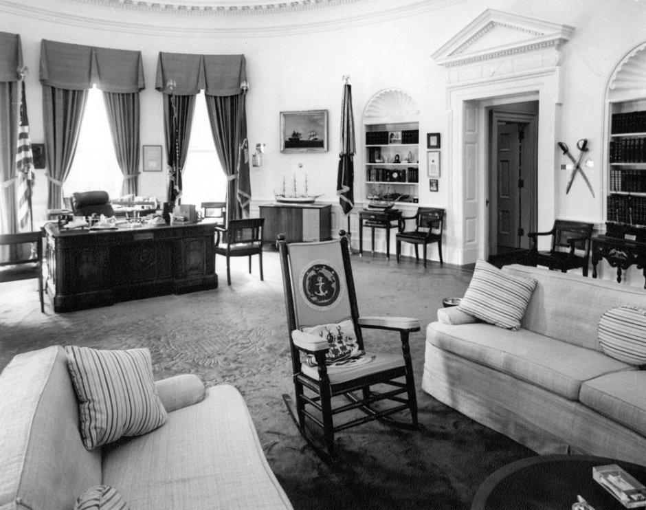 Джон Кеннеди в Овальном кабинете