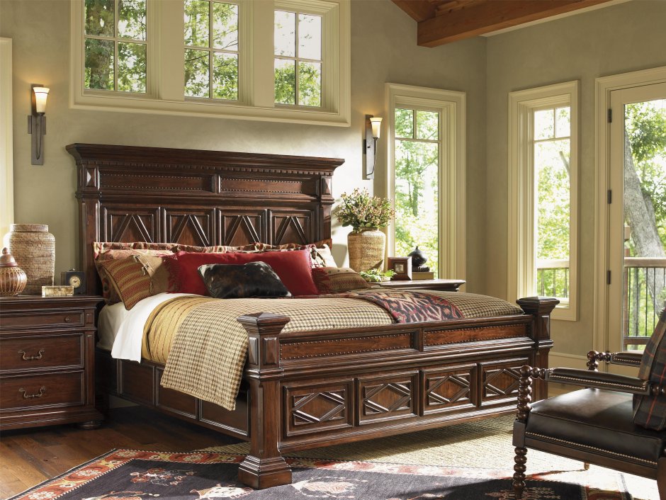Деревянная кровать в английском стиле